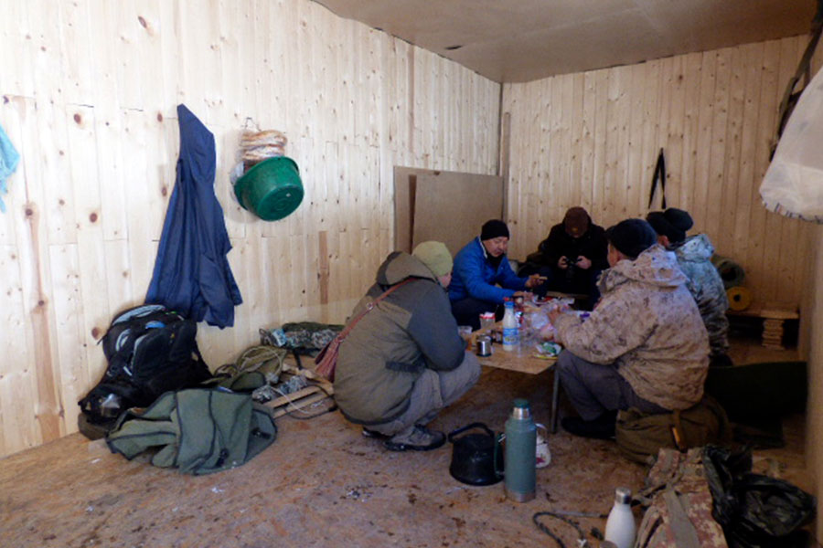 Егери Сарычат-Ээрташского заповедника завтракают в кордоне перед сбором фотоловушек